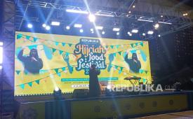 Pendakwah nasional Ustadzah Qotrunnada Syatiri memberikan tausiyah dalam acara Hijriah Food Festival 2025 di area Masjid At-Thohir, Tapos, Depok, Sabtu malam (28/6/2025).