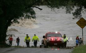 Petugas pertolongan pertama memindai tepian Sungai Guadalupe untuk mencari orang-orang yang tersapu banjir di Ingram, Texas, Jumat, 4 Juli 2025.