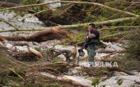 Relawan mencari orang hilang di sepanjang tepi Sungai Guadalupe setelah banjir baru-baru ini pada Ahad, 6 Juli 2025, di Hunt, Texas. 