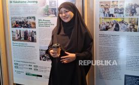Muslimah asal Jepang Rae Lil Black yang kini bernama Nuray Istiqbal setelah memeluk Islam di sela-sela acara Amazing Muharram 14, di Sentul International Convention Center, Bogor, Jawa Barat, Ahad (13/7/2025).