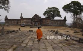 Seorang biksu Buddha Kamboja berjalan menuju kuil Hindu Preah Vihear abad ke-11 di Kamboja di provinsi Preah Vihear, sekitar 245 kilometer  utara Phnom Penh, Kamboja (ilustrasi)