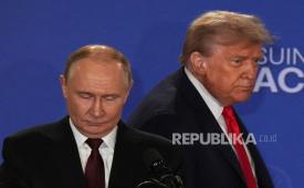 Presiden Donald Trumpmenjabat tangan Presiden Rusia Vladimir Putin saat konferensi pers di Pangkalan Bersama Elmendorf-Richardson, Alaska, Jumat, 15 Agustus 2025.