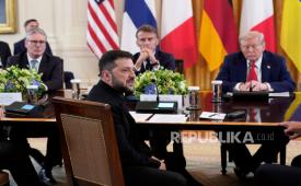 Presiden Ukraina Volodymyr Zelenskyy berbicara di hadapan Perdana Menteri Inggris Keir Starmer, Presiden Prancis Emmanuel Macron dan Presiden AS Donald Trump di Ruang Timur Gedung Putih, Senin, 18 Agustus 2025, di Washington.