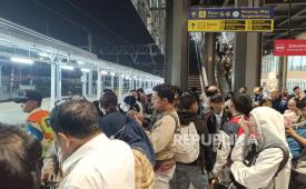 Suasana peron 2 Stasiun Tanah Abang, Senin (25/8/2025) malam. Penumpang menumpuk di Stasiun Tanah Abang imbas demonstrasi di wilayah Senayan. Kereta jurusan Tanah Abang-Serpong/Rangkasbitung/Tigaraksa sudah empat jam tidak dapat memasuki Stasiun Tanah Abang dan hanya bisa berhenti di Stasiun Palmerah.