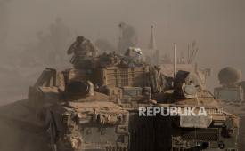 Seorang tentara Israel bergerak di atas kendaraan pengangkut personel lapis baja (APC) di daerah dekat perbatasan Israel-Gaza, terlihat dari Israel selatan, Selasa, 26 Agustus 2025. 