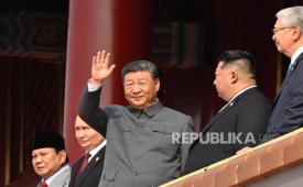 Presiden China Xi Jinping didampingi Presiden Rusia Vladimir Putin (kiri) dan Presiden RI Prabowo Subianto, serta Pemimpin Tertinggi Korea Utara Kim Jong-un (kanan) di Tiananmen Square, Beijing, China, Rabu (3/9/2025).