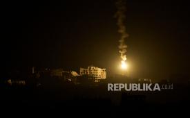 Suar tentara Israel melayang di atas bangunan yang hancur selama operasi darat dan udara Israel di Jalur Gaza utara, seperti yang terlihat dari Israel selatan, Senin, 15 September 2025.