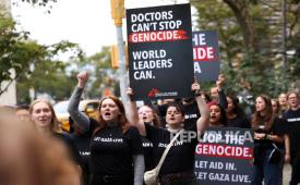 Staf Doctors Without Borders (MSF) dan pekerja medi berkumpul di depan Markas Besar PBB untuk menyerukan para pemimpin dunia mengambil tindakan dan mengakhiri genosida di Gaza, Rabu, 17 September 2025 di New York.