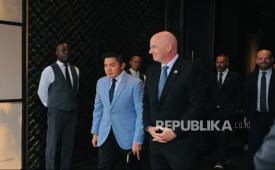 Cabinet Secretary (Seskab) Teddy Indra Wijaya (left) with FIFA President Gianni Infantino.