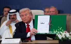 Presiden Donald Trump berpose dengan perjanjian yang ditandatangani pada pertemuan puncak para pemimpin dunia tentang mengakhiri perang Gaza, di Sharm el-Sheikh, Mesir, Senin, 13 Oktober 2025.