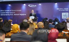 Mantan perdana menteri Thailand sekaligus Ketua Partai Demokrat Thailand H.E. Abhisit Vejjajiva menjadi pembicara utama dalam ERIA School of Government Leadership Lecture Series yang digelar di Jakarta (22/10/2025). 