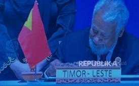 Perdana Menteri Timor Leste Xanana Gusmao meneken tanda tangan setelah negaranya resmi menjadi anggota ke-11 ASEAN.