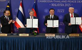 Perdana Menteri Malaysia Anwar Ibrahim, dari kiri, bertepuk tangan sementara Perdana Menteri Kamboja Hun Manet, Perdana Menteri Thailand Anutin Charnvirakul, dan Presiden AS Donald Trump mengangkat dokumen dalam penandatanganan seremonial perjanjian gencatan senjata antara Thailand dan Kamboja di sela-sela KTT ke-47 Perhimpunan Bangsa-Bangsa Asia Tenggara (ASEAN) di Kuala Lumpur, Malaysia, Ahad, 26 Oktober 2025.