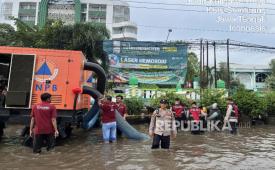 Suasana banjir di Jalan Kaligawe Raya, Kota Semarang, Jawa Tengah, Selasa (28/10/2025).