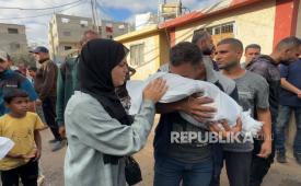 Warga gaza mendukai kerabat yang syahid akibat serangan Israel di Gaza bagian tengah, Rabu (29/10/2025).