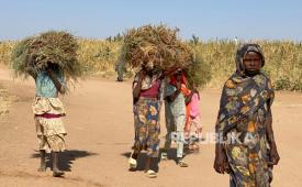 Warga Sudan yang melarikan diri dari kota el-Fasher, setelah pasukan paramiliter Sudan membunuh ratusan orang di wilayah barat Darfur, berkumpul di kamp mereka di Tawila, Sudan, Kamis, 30 Oktober 2025.