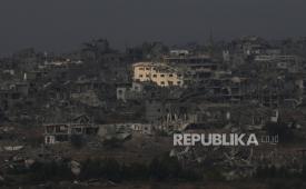 Bangunan yang hancur selama operasi darat dan udara Israel berdiri di Jalur Gaza, terlihat dari Israel selatan, Rabu, 29 Oktober 2025.