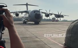 Pesawat Airbus A400M mendarat di Lanud Halim Perdanakusuma, Jakarta Timur, Senin (3/11/2025).