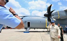 Presiden Prabowo Subianto seusai meninjau interorior pesawat Airbus A400M di Base Ops Lanud Halim Perdanakusuma, Jakarta Timur, Senin (3/11/2025).
