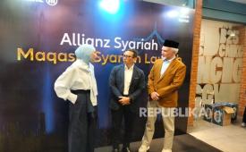 Dalam acara peluncuran pendekatan Maqasid Syariah oleh Allianz Syariah, tampak (dari kiri) Public Figure sekaligus Nasabah Allianz Syariah, Zaskia Adya Mecca; President Director Allianz Life Syariah Indonesia, Elmie A. Najas; dan Wakil Ketua Badan Pelaksana Harian (BPH) Dewan Syariah Nasional Majelis Ulama Indonesia (DSN-MUI), Dr. Adiwarman A. Karim, Kamis (6/11/2025).