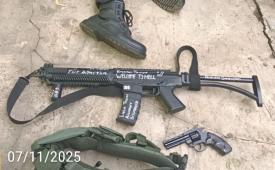 Senjata yang terlihat di dekat pria yang terkapar selepas ledakan di SMAN 72 Jakarta di Kelapa Gading, Jakarta Utara, Jumat (7/11/2025).