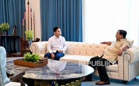 Presiden RI Prabowo Subianto berbincang dengan Wapres Gibran Rakabuming Raka di Istana Merdeka, Jakarta Pusat, Selasa (25/11/2025).