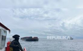 TNI AL menangkap dua kapal pengangkut timah ilegal.