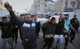 Para pelayat menghadiri pemakaman warga Palestina yang syahid dalam serangan militer Israel, di Khan Younis, Jalur Gaza, Kamis, 4 Desember 2025. 