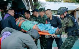 Seorang tentara Thailand yang terluka akibat serangan Kamboja dibawa untuk dipindahkan ke rumah sakit di provinsi Sisaket, Thailand, Ahad, 7 Desember 2025.