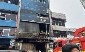 Pemadaman kebakaran di Gedung Terra Drone, Kelurahan Cempaka Putih, Jakarta Pusat, Selasa (9/12/2025), yang menyebabkan 22 pekerja tewas.