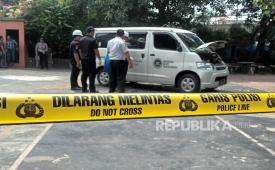 Polisi melakukan olah TKP selepas peristiwa penabrakan di SDN Kalibaru 01 pagi, Jakarta Utara, Kamis (11/12/2025). 