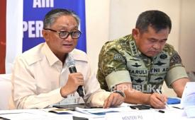 Menteri Pekerjaan Umum (PU) Dody Hanggodo (kiri)