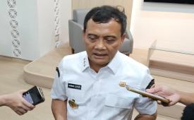 Gubernur Jawa Tengah (Jateng) Ahmad Luthfi memberikan keterangan kepada awak media di kantornya soal kenaikan UMP Jateng 2026, Rabu (24/12/2025).