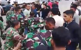 Tangkapan layar peristiwa kericuhan antara TNI dan warga di Simpang Kandang, di Kota Lhokseumawe, Aceh, Kamis (25/12/2025).