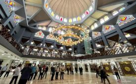 Bupati Bogor Rudy Susmanto meninjau pembangunan Masjid Nurul Wathon di Pakansari, Cibinong, Kabupaten Bogor, Jawa Barat, Kamis (25/12/2025). 