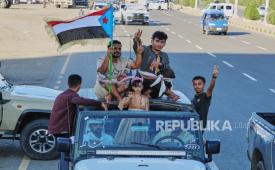Pendukung Dewan Transisi Selatan (STC), kelompok separatis Yaman Selatan, mengibarkan bendera dalam unjuk rasa, di Aden, Yaman, 25 Desember 2025.