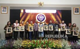 Warta Ekonomi Group kembali menggelar Indonesia CEO Excellence Award 2025, sebuah ajang apresiasi bagi para Chief Executive Officer (CEO) yang dinilai berhasil menunjukkan kepemimpinan visioner, adaptif, dan berdampak nyata di tengah dinamika transformasi ekonomi dan bisnis nasional. CEO & Chief Editor Warta Ekonomi Group Muhamad Ihsan menjelaskan proses seleksi dilakukan melalui metodologi riset yang komprehensif dan terus berevolusi seiring perkembangan lanskap bisnis.