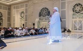 Ketua Yayasan Al Fachriyah, Habib Jindan menyampaikan tausiyah dalam acara Dzikir Nasional Republika di Masjid At-Thohir di Cimanggis, Depok, Kamis (31/12/2025). 
