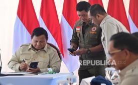 Presiden Prabowo Subianto saat memimpin rapat usai meninjau rumah hunian Danantara di Kabupaten Aceh Tamiang, Provinsi Aceh, Kamis (1/1/2026).