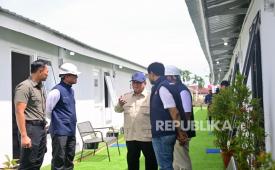 Presiden Prabowo Subianto saat meninjau rumah hunian Danantara di Kabupaten Aceh Tamiang, Provinsi Aceh, Kamis (1/1/2026).