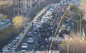 Para pengunjuk rasa berbaris di pusat kota Teheran, Iran, Senin, 29 Desember 2025.