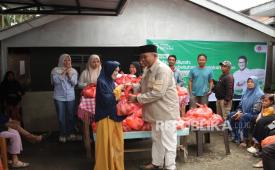 Yayasan Indonesia Setara (YIS) menggelar bazar sembako murah serba Rp 10 ribu untuk meringankan beban warga terdampak bencana di Sumatera Barat (Sumbar).