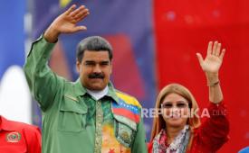 Presiden Venezuela Nicolas Maduro dan istrinya Cilia Flores saat kampanye penutupannya di Caracas pada 17 Mei 2018. 