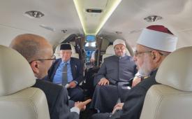 Pimpinan Pondok Modern Darussalam Gontor Prof KH Amal Fathullah Zarkasyi duduk di pesawat bersama Duta Besar Mesir Yasser Hassan Farag Elshemy yang duduk di hadapannya, dan petinggi Unversitas al Azhar Mesir, salah satunya adalah Wakil Grand Syekh Muhammad ad Duwaini yang duduk di samping Dubes.