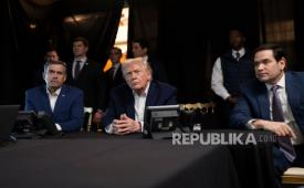 Presiden Donald Trump memantau operasi militer AS di Venezuela, bersama Direktur CIA John Ratcliffe (kiri) dan Menteri Luar Negeri Marco Rubio (kanan) di Mar-a-Lago di Palm Beach, Florida, Sabtu, 3 Januari 2026.