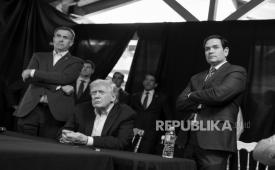 Presiden Donald Trump memantau operasi militer AS di Venezuela, bersama Direktur CIA John Ratcliffe (kiri) dan Menteri Luar Negeri Marco Rubio (kanan) di Mar-a-Lago di Palm Beach, Florida, Sabtu, 3 Januari 2026.