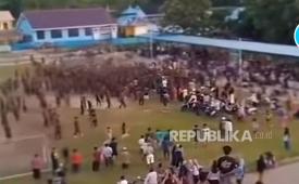 Bentrok prajurit Yonif Teritorial Pembangunan (TP) 871/La Maindo versus Brimob Batalyon B Pelopor.