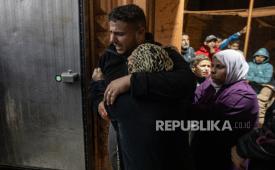 Warga Palestina berkumpul di dalam kamar mayat Rumah Sakit Nasser untuk mengidentifikasi jenazah lima orang yang syahid setelah penembakan tentara Israel di Khan Yunis, Jalur Gaza selatan, 8 Januari 2026. 