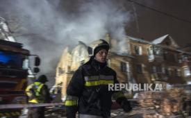 Tim penyelamat Ukraina bekerja di lokasi serangan Rusia di sebuah bangunan perumahan di Kyiv, Ukraina, 09 Januari 2026, di tengah invasi Rusia.