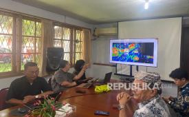 Tim IPB University yang terdiri Guru Besar Bidang Kehutanan Yanto Santoso, pakar ilmu tanah Dr Basuki Sumawinata, dan pakar agrometeorologi Dr Idung Risdiyanto menggelar konferensi pers di Ruang Reklamasi Tambang IPB University, Dramaga, Kabupaten Bogor, Jawa Barat pada Jumat (9/1/2025).